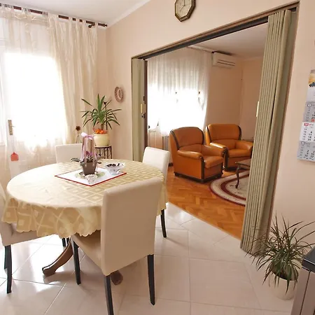 아파트 Ivanka 1056 풀라